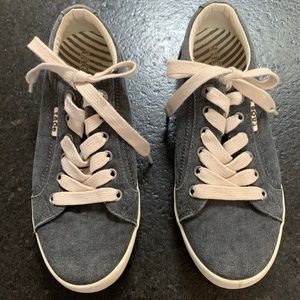 Taos Star sneakers in Charcoal 6.5 -- fits like 6